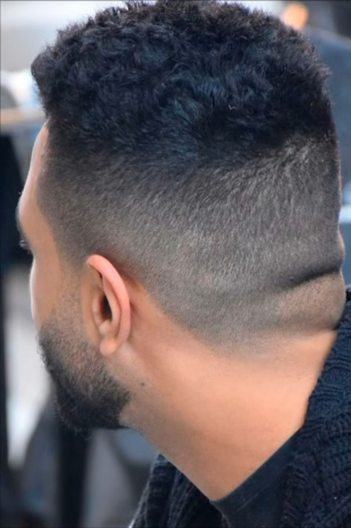 Skin fade -leikkaus takaa kuvattuna
